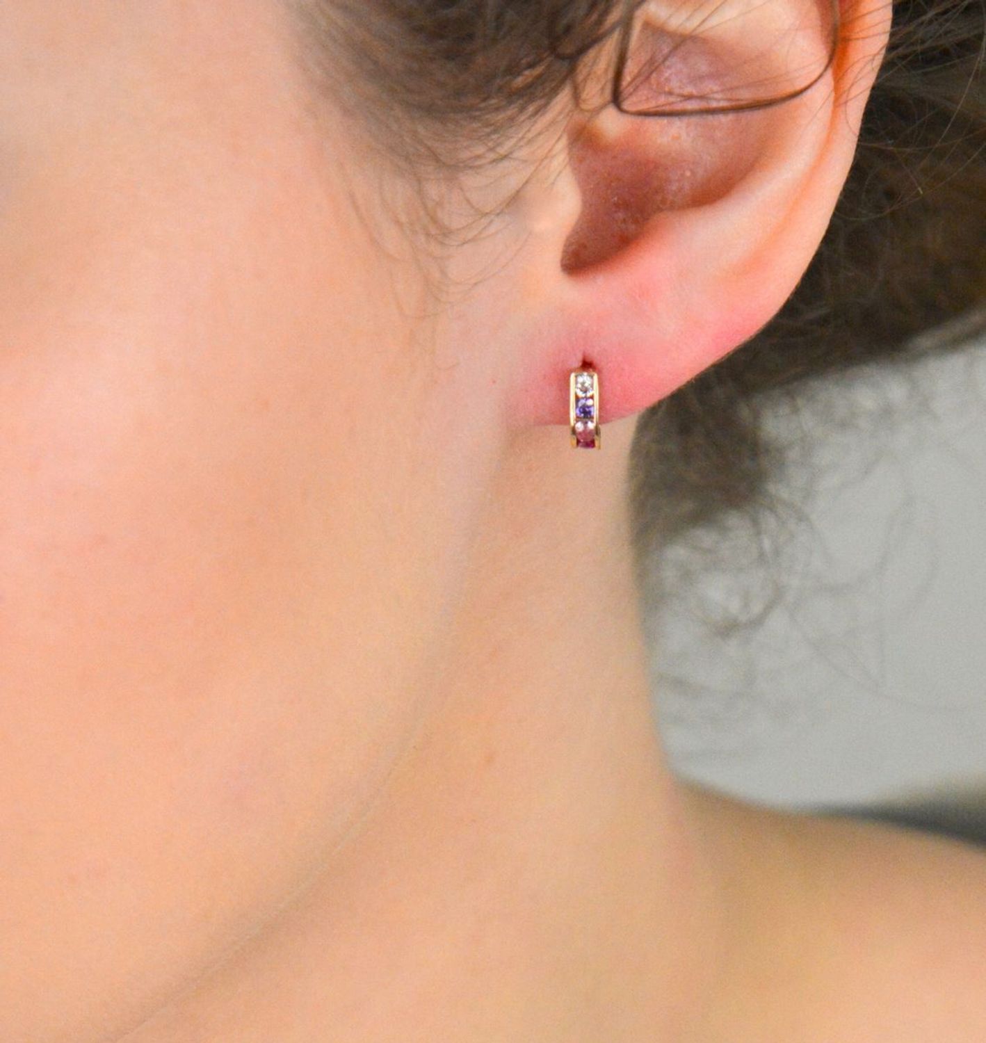 Kolczyki złote kolorowe cyrkonie próba 375, KL 1E 375 Delikatne i eleganckie złote kolczyki z kolorowymi cyrkoniami to doskonały wybór dla kobiet ceniących subtelność 11.jpg